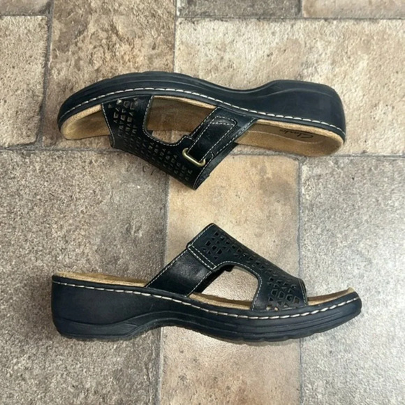 Clarks Size 8.5 - Picture 1 of 7